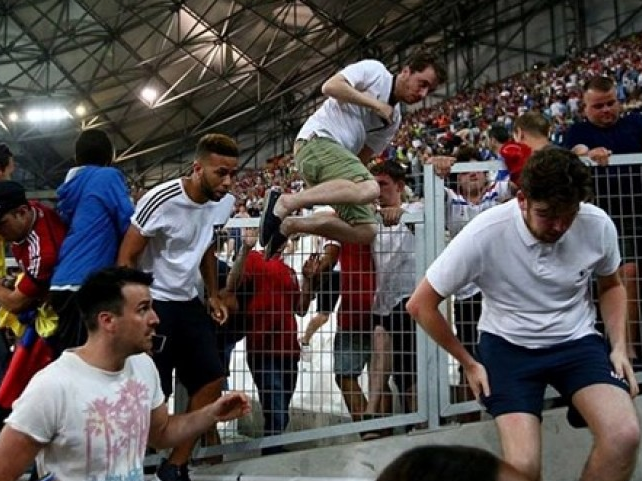 Pháp yêu cầu Anh giữ hộ chiếu của 3.000 cổ động viên quá khích