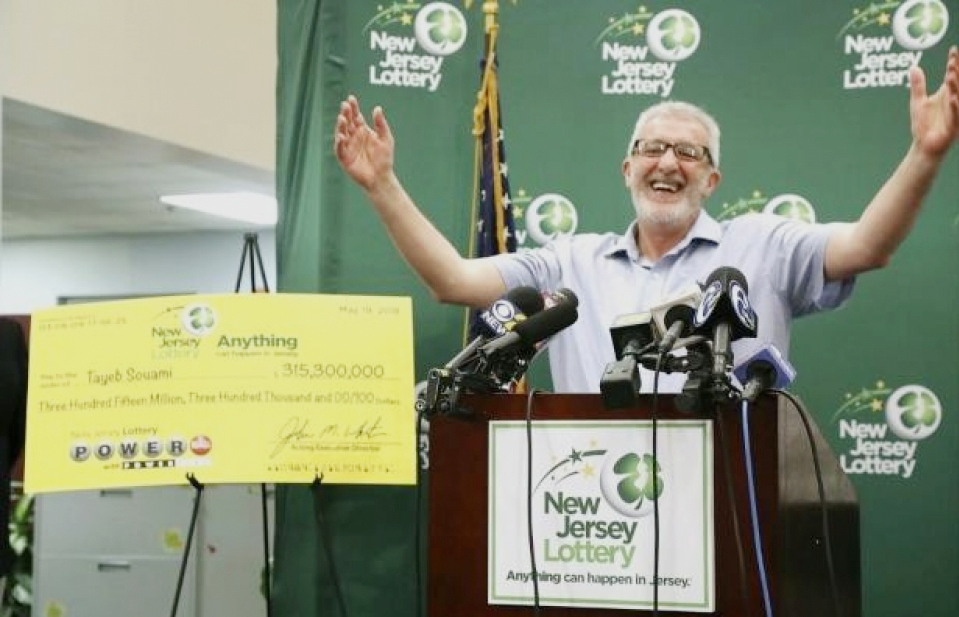 "Tiện tay" mua tờ vé số, tự dưng trúng 7.200 tỷ đồng