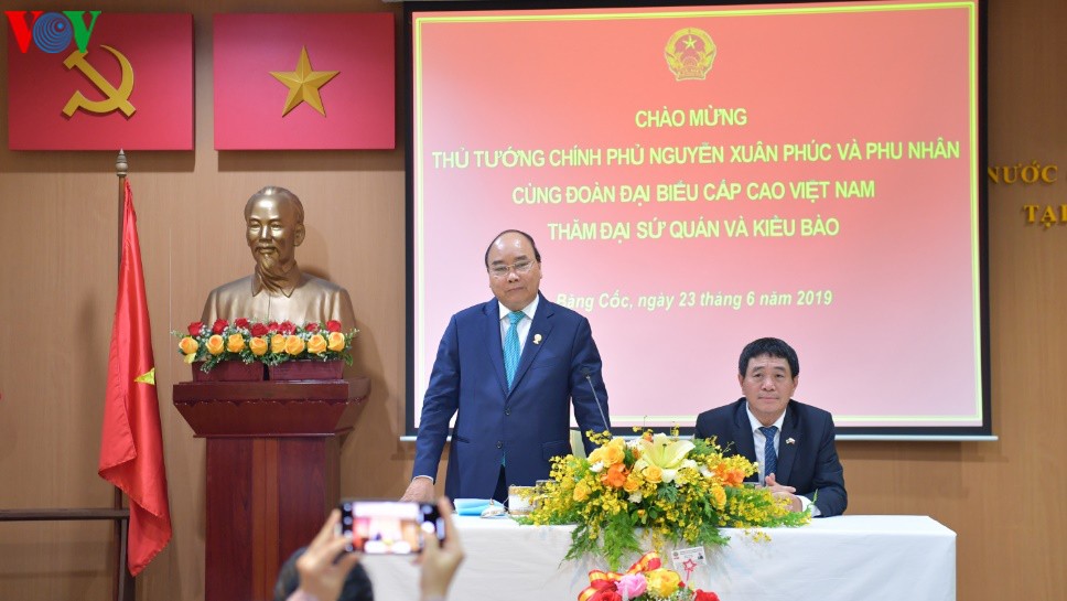 Thủ tướng Nguyễn Xuân Phúc thăm Đại sứ quán Việt Nam và gặp gỡ kiều bào tại Thái Lan thu tuong nguyen xuan phuc tham dai su quan viet nam va gap go kieu bao tai thai lan