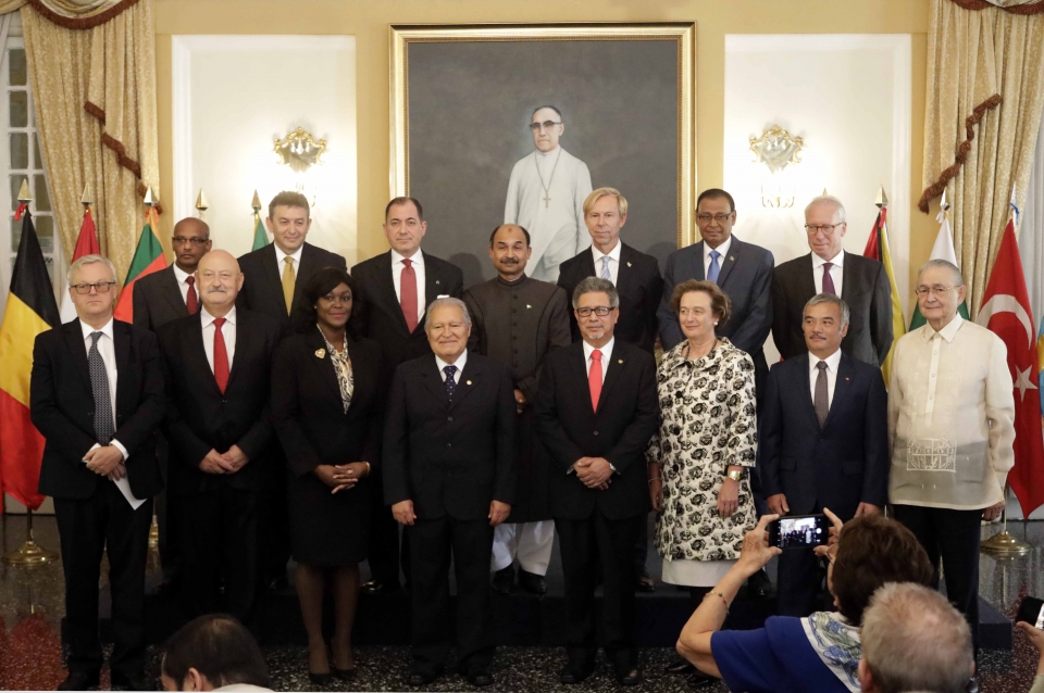 Đại sứ Nguyễn Hoài Dương trình Thư ủy nhiệm tại El Salvador dai su nguyen hoai duong trinh thu uy nhiem tai el salvador