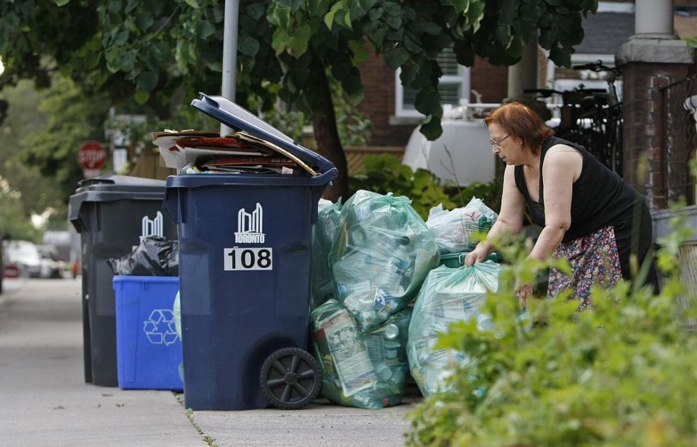 Người Canada dẫn đầu thế giới về... xả rác