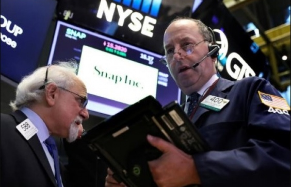 Giá cổ phiếu của Apple lên mức kỷ lục gần 160 USD