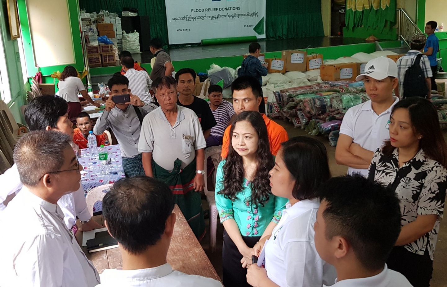 Myanmar: Cộng đồng người Việt chia sẻ khó khăn với bà con vùng lũ ở Bang Mon