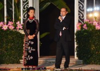 ao vay lua va tho cam viet nam den gan hon voi cong chung nga