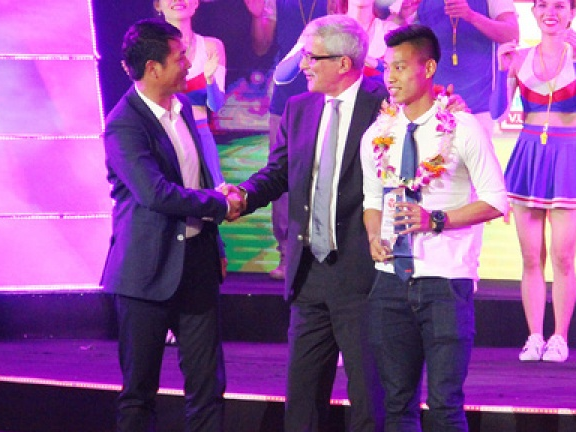 HLV Hữu Thắng bỏ về giữa chừng trong đêm Gala trao giải mùa bóng 2016