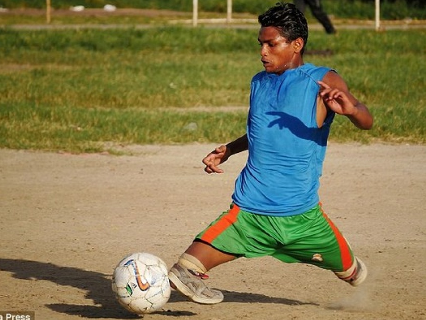 Chàng trai mất cả 2 chân vẫn đá bóng tài tình