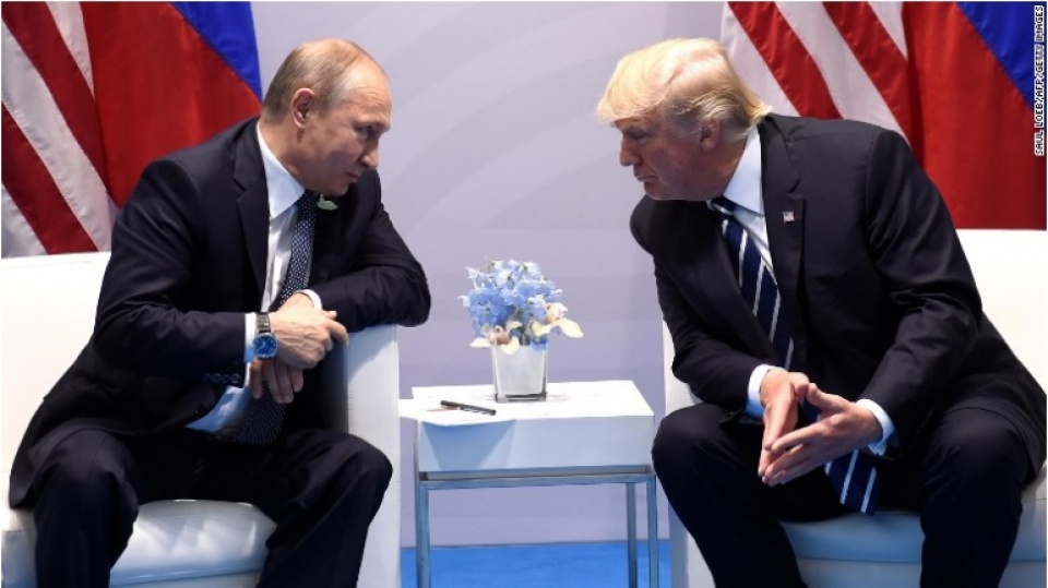 Tổng thống Nga Vladimir Putin và Tổng thống Mỹ Donald Trump trong một cuộc gặp bên lề Hội nghị thượng đỉnh G20 tại Hamburg (Đức), tháng 7/2017. (Nguồn: AFP) Thượng đỉnh Mỹ-Nga: Ông Putin và ông Biden sẽ không họp báo chung