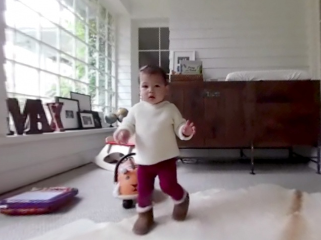 CEO Facebook khoe những bước đi đầu tiên của con gái