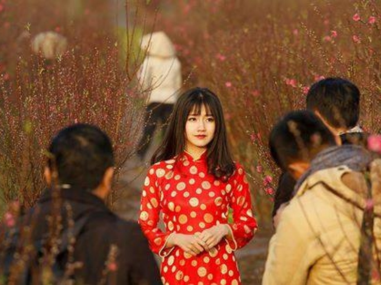 Phóng viên Reuters lần đầu chia sẻ về bức ảnh “Cô gái vườn đào”