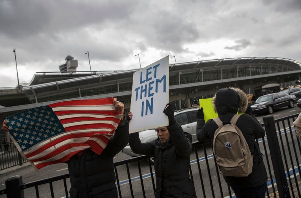 Khắp nơi phản đối sắc lệnh cấm người tị nạn của ông D.Trump