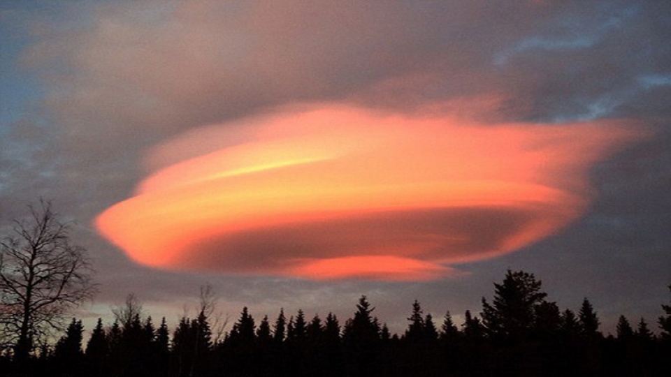 Đám mây giống phi thuyền của người ngoài hành tinh