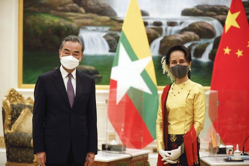 Ngoại trưởng Vương Nghị và Cố vấn Nhà nước Myanmar Aung Sang Suu Kyi trong cuộc gặp ngày 11/1 tại thủ đô Nay Pyi Taw, Myanmar. (nguồn: AP) Ngoại trưởng Vương Nghị và Cố vấn Nhà nước Myanmar Aung Sang Suu Kyi trong cuộc gặp ngày 11/1 tại thủ đô Nay Pyi Taw, Myanmar. (nguồn: AP)