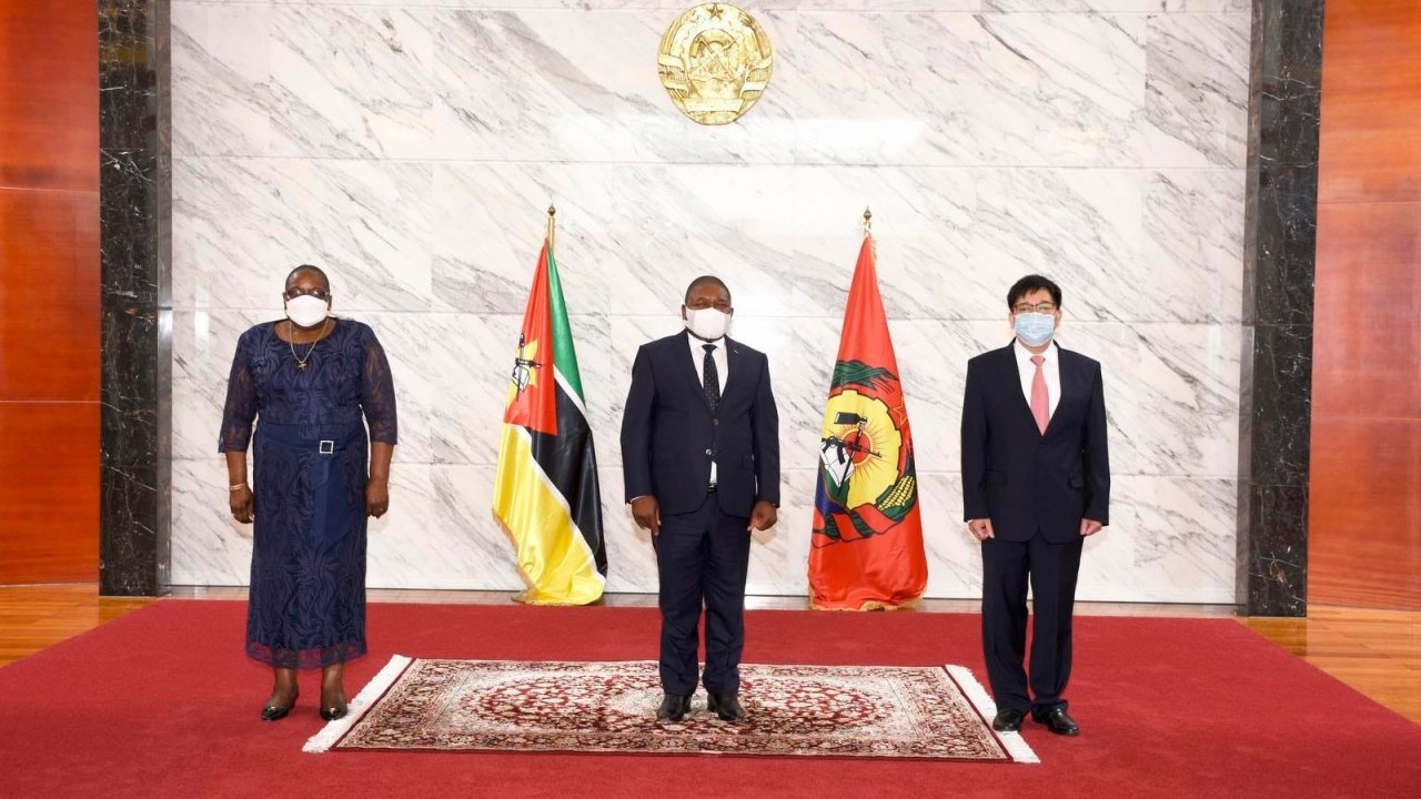 Đại sứ Phạm Hoàng Kim trình Thư ủy nhiệm lên Tổng thống Mozambique