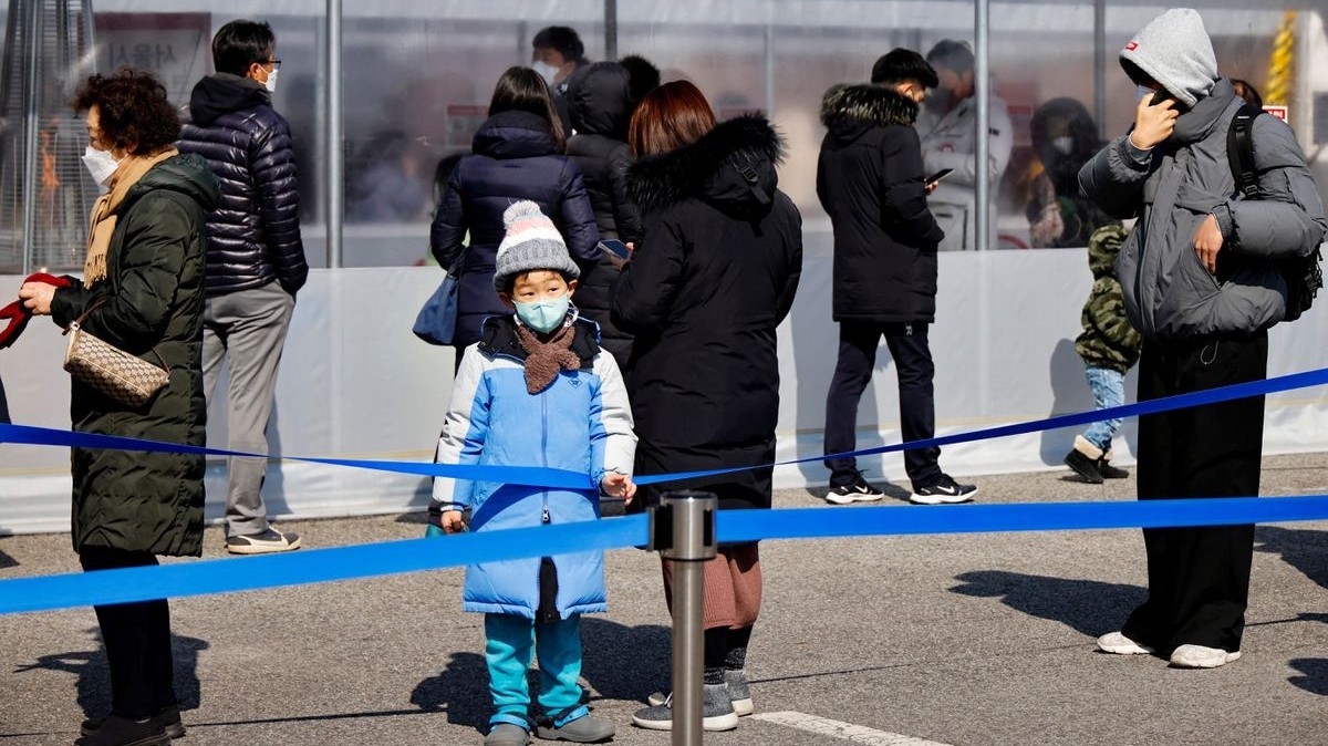 Covid-19 ở Hàn Quốc: Omicron hoành hành, ca mắc mới vượt 100.000, dịch có thể đạt đỉnh vào đầu tháng 3