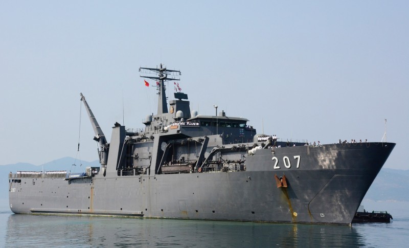 Tàu Hải quân Singapore thăm cảng quốc tế Cam Ranh