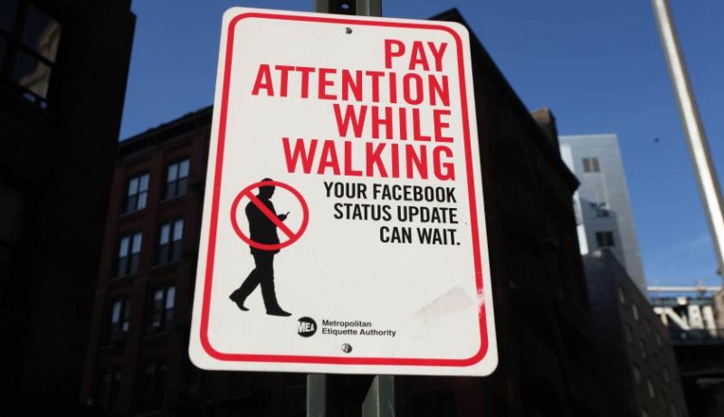 Vừa đi vừa nhắn tin có thể bị phạt tù