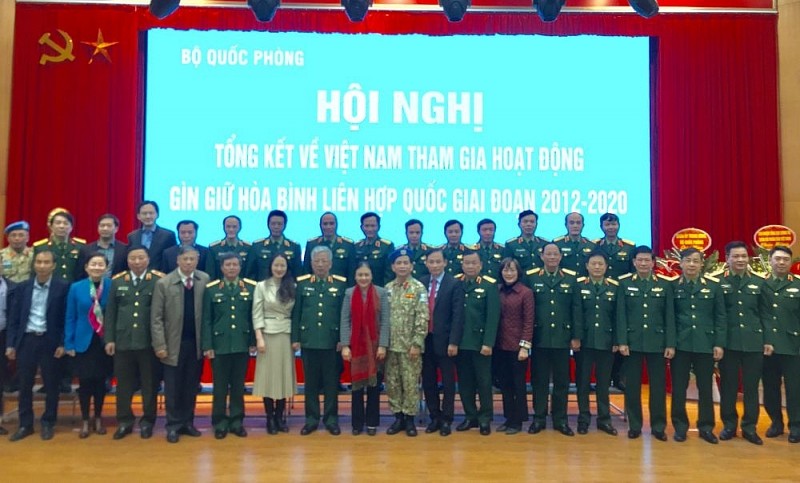 Đại biểu tham dự Hội nghị chụp ảnh lưu niệm. (Ảnh: S.H)