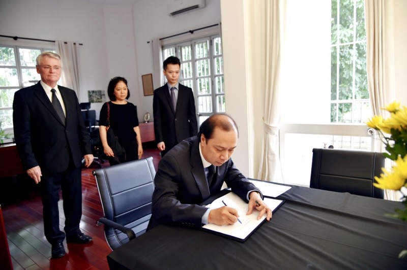 Lãnh đạo Bộ Ngoại giao ký sổ tang tại ĐSQ Đức