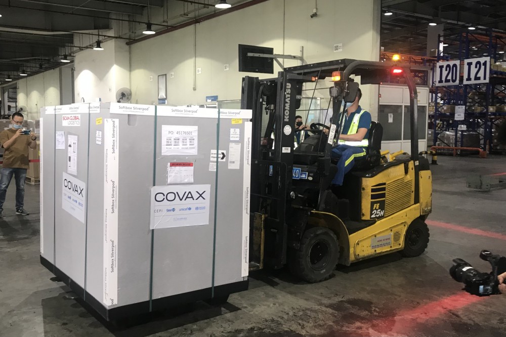 Sáng ngày 1/4, lô vắc xin phòng COVID-19 gồm 811.200 liều đầu tiên do COVAX tài trợ đã về đến Việt Nam Sáng ngày 1/4, lô vắc xin phòng COVID-19 gồm 811.200 liều đầu tiên do COVAX tài trợ đã về đến Việt Nam