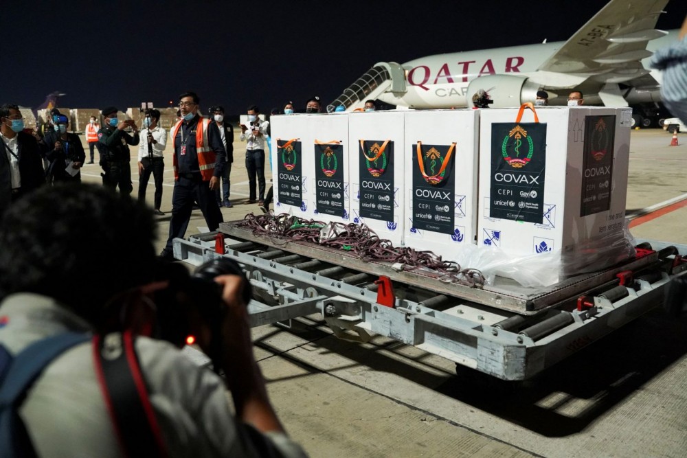 Các công nhân dỡ những thùng đựng vaccine của Oxford/AstraZeneca theo khuôn khổ COVAX tại sân bay quốc tế Phnom Penh, Campuchia, ngày 2/3/2021. (Nguồn: Reuters) Các công nhân dỡ những thùng đựng vaccine của Oxford/AstraZeneca theo khuôn khổ COVAX tại sân bay quốc tế Phnom Penh, Campuchia, ngày 2/3/2021. (Nguồn: Reuters)