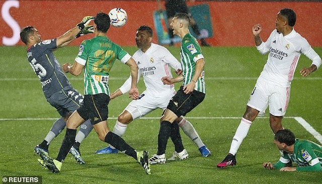 Thủ thành Claudio Bravo của Betis đã nhiều lần làm nản lòng các chân sút Real Madrid.