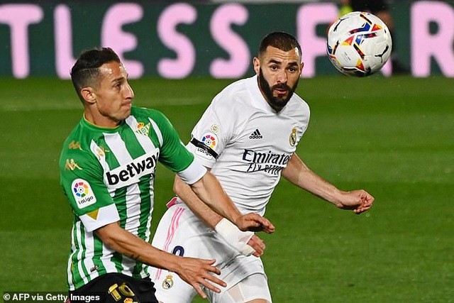 Benzema bỏ lỡ cơ hội đáng tiếc ở hiệp 1.