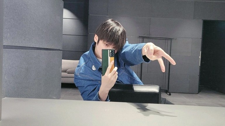 Gyaru peace - trào lưu mới của giới trẻ chụp ảnh chữ V-ngược