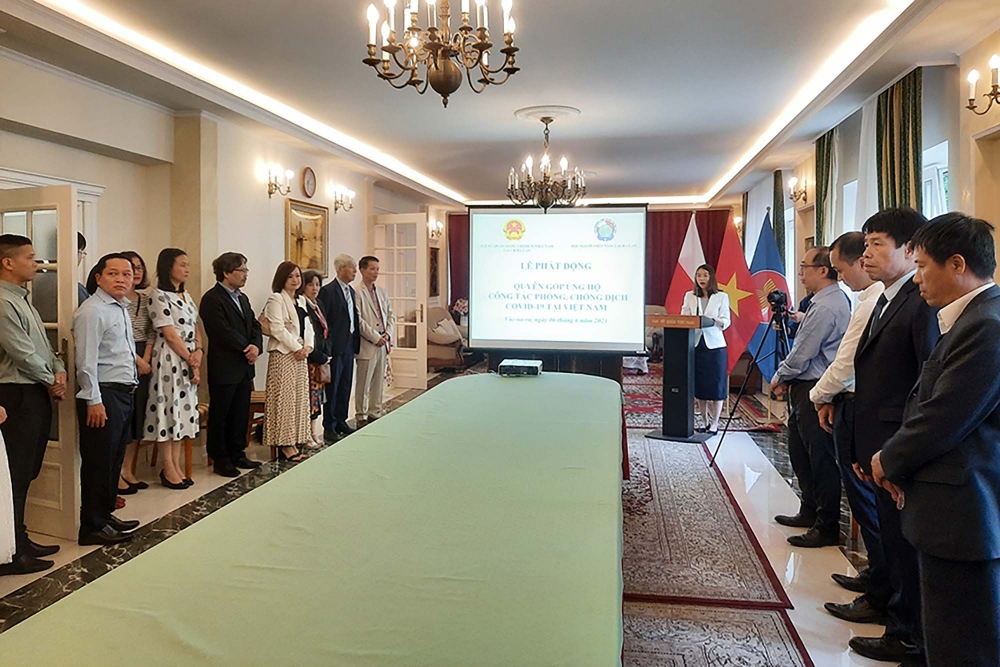 Đại sứ quán và Cộng đồng người Việt tại Ba Lan quyên góp ủng hộ phòng, chống Covid-19