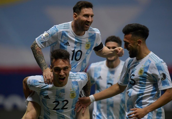 Messi đang giúp gắn kết đội tuyển Argentina gồm những cầu thủ trẻ và những cựu binh, thành một tập thể mạnh. Messi đang giúp gắn kết đội tuyển Argentina gồm những cầu thủ trẻ và những cựu binh, thành một tập thể mạnh.