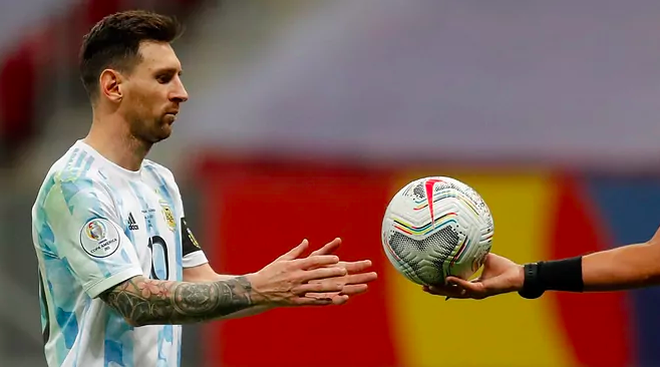 Messi đang đứng trước cơ hội lớn để có danh hiệu đầu tiên trong màu áo đội tuyển Argentina. Messi đang đứng trước cơ hội lớn để có danh hiệu đầu tiên trong màu áo đội tuyển Argentina.