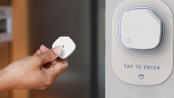 Australia phát triển cảm biến phát hiện nhanh Covid-19 chỉ nhỏ như chiếc thẻ đeo trên người