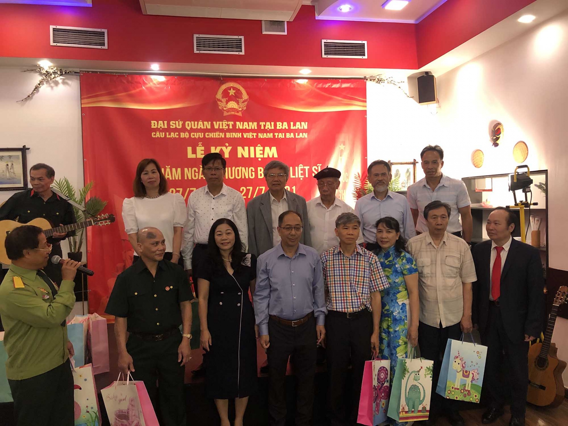 Đại sứ Việt Nam tại Ba Lan Nguyễn Hùng cùng Phu nhân tại Lễ kỷ niệm. Đại sứ Việt Nam tại Ba Lan Nguyễn Hùng cùng Phu nhân tại Lễ kỷ niệm.