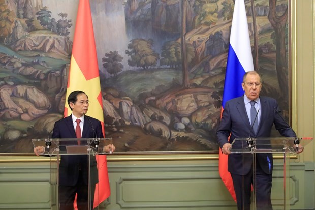 Vietnamese Foreign Minister Bui Thanh Son (L) and his Russian counterpart Sergei Lavrov at the joint press conference following their talks in Moscow on September 28 (Photo: VNA) Vietnamese Foreign Minister Bui Thanh Son (L) and his Russian counterpart Sergei Lavrov at the joint press conference following their talks in Moscow on September 28 (Photo: VNA)