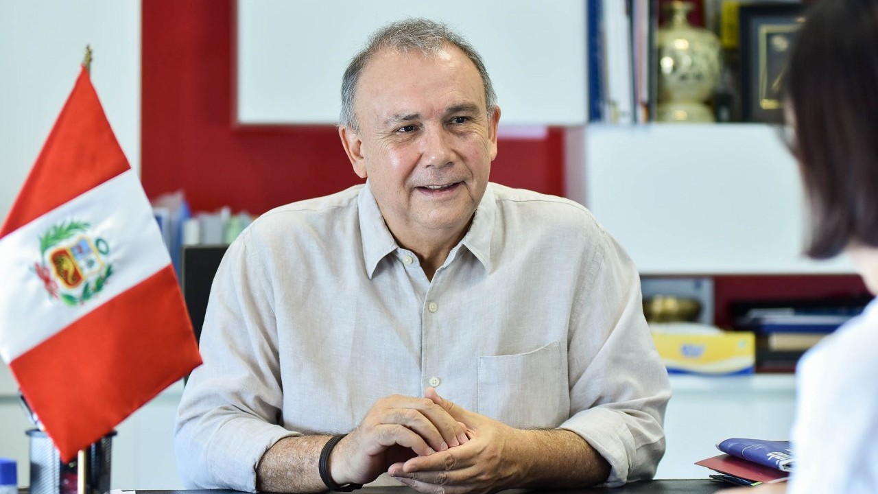 Đại sứ Peru kể chuyện đi xe máy và học tiếng Việt