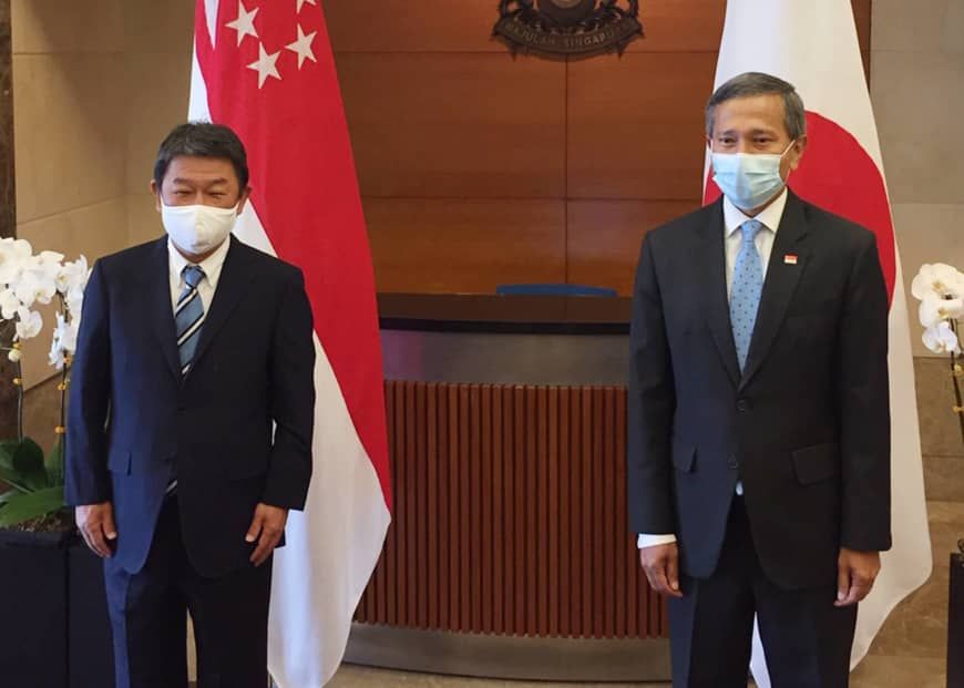 Bộ trưởng Ngoại giao Nhật Bản Toshimitsu Motegi và người đồng cấp Vivian Balakrishnan của Singapore. (Nguồn: Kyodo) 1505-nhat-sing