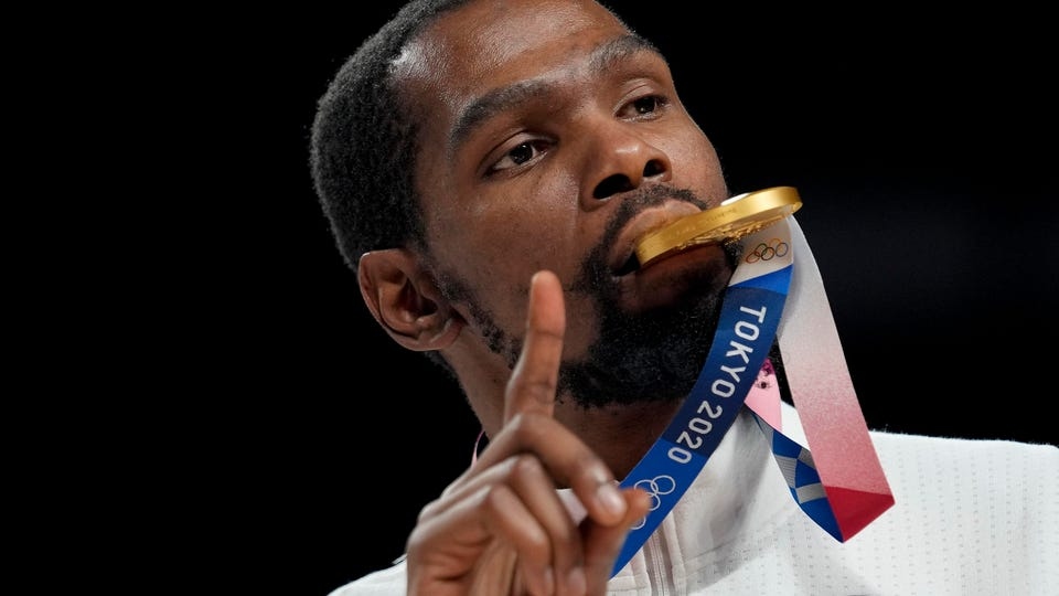 Olympic Tokyo 2020: Bứt phá trong ngày cuối cùng Mỹ vượt Trung Quốc về tổng sắp huy chương Olympic Tokyo 2020: Bứt phá trong ngày cuối cùng Mỹ vượt Trung Quốc về tổng sắp huy chương