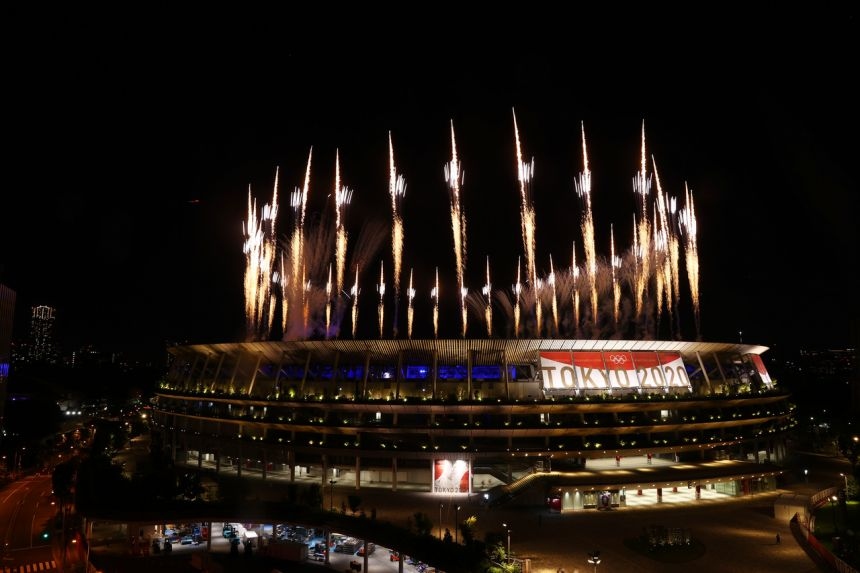 Pháo hoa trong đêm bế mạc Olympic Tokyo 2021. (Nguồn: Reuters) Pháo hoa trong đêm bế mạc Olympic Tokyo 2021. (Nguồn: Reuters)