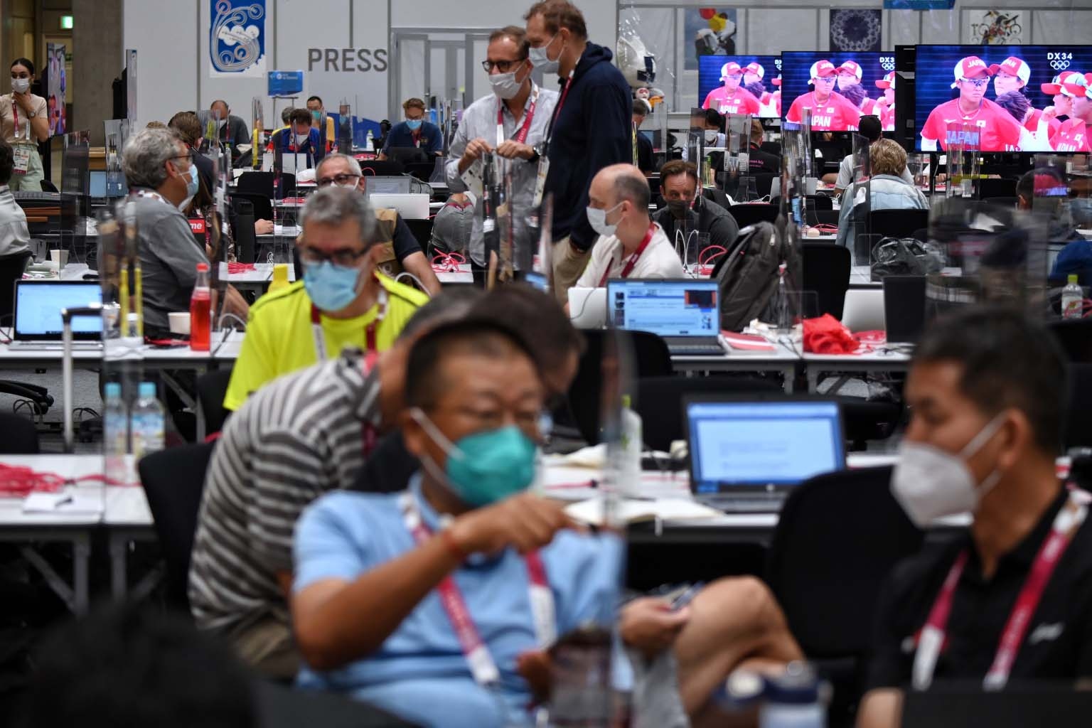 Các nhà báo tại trung tâm báo chí Olympic Tokyo 2021 ngày 22/7. Các nhà báo tại trung tâm báo chí Olympic Tokyo 2021 ngày 22/7.
