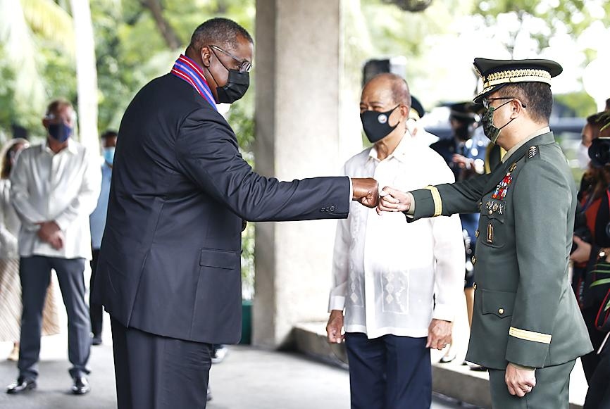 Bộ trưởng Quốc phòng Mỹ Lloyd Austin và Bộ trưởng Quốc phòng Philippines Delfin Lorenzana trong chuyến thăm thành phố Quezon, Philippines, tháng 7/2021. (Nguồn: AP)