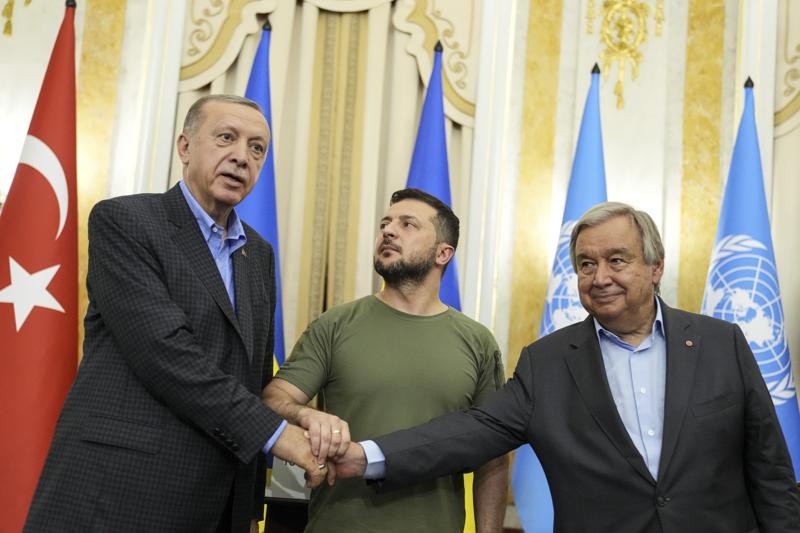 Ukrainian President Volodymyr Zelenskyy, center, Turkish President Recep Tayyip Erdogan, left, and United Nations Secretary General Antonio Guterres shake hands after their meeting in Lviv, Ukraine, Thursday, Aug. 18, 2022. (AP Photo/Evgeniy Maloletka)
