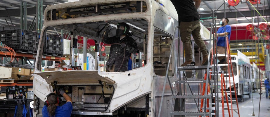 Công nhân làm việc trong một nhà máy ở Mỹ. (Nguồn: actualnewsmagazine)