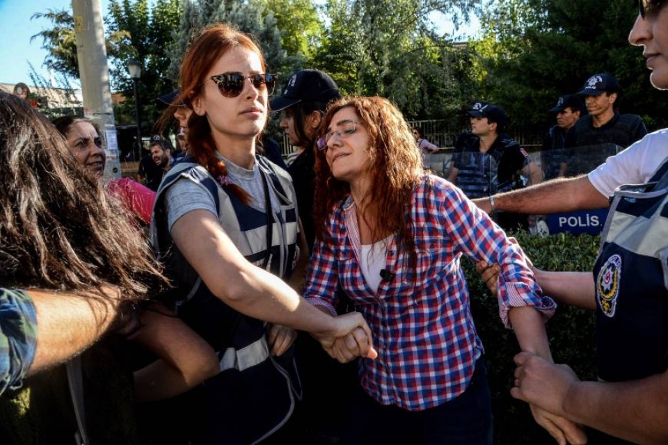 Thổ Nhĩ Kỳ: Xe buýt chở quân nhân bị đánh bom