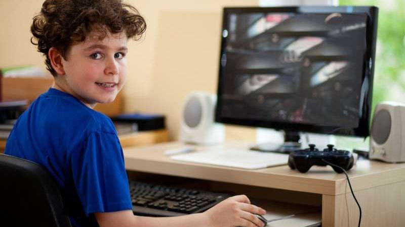 Trẻ em xem quá nhiều TV và máy tính sẽ học tập sa sút