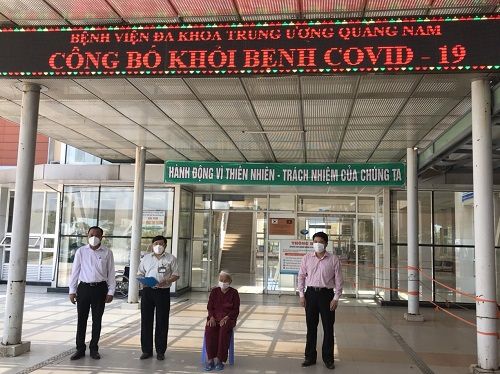 Lãnh đạo tỉnh Quảng Nam, BVĐK T.Ư Quảng Nam, Sở Y tế trao giấy chứng nhận khỏi Covid-19 cho bệnh nhân 592. (Nguồn: SK&ĐS) 5529-100-tuoi