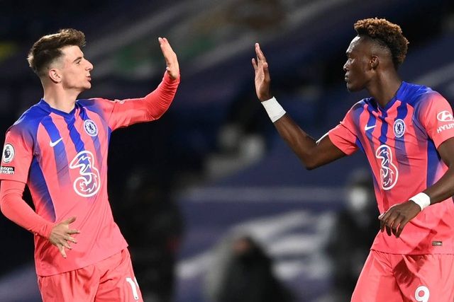 Mount chia vui cùng Abraham sau khi tiền đạo số 9 của Chelsea ghi bàn. Chelsea thoát thua trước West Brom sau khi bị dẫn ba bàn