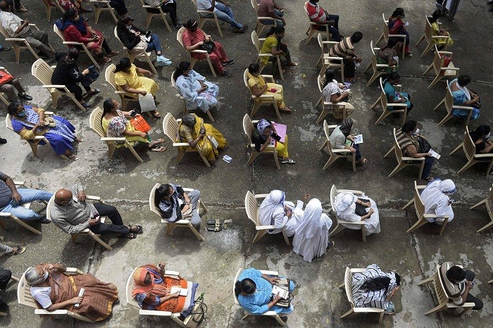 Các nữ tu sĩ và cư dân Cơ đốc giáo đang chờ tiêm vaccine Covid-19 tại Nhà thờ Saint Mary ở Secunderabad, Ấn Độ, vào tháng trước. (Nguồn: AFP) Các nữ tu sĩ và cư dân Cơ đốc giáo đang chờ tiêm vaccine Covid-19 tại Nhà thờ Saint Mary ở Secunderabad, Ấn Độ, vào tháng trước. (Nguồn: AFP)