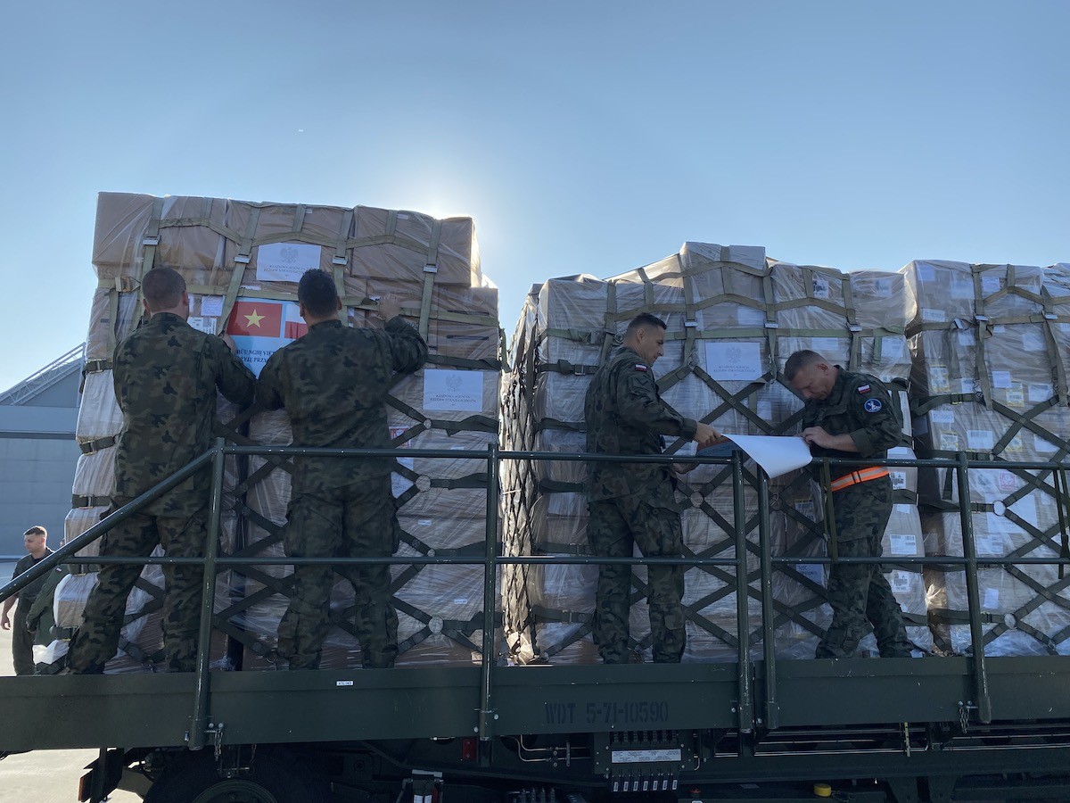 Tiếp nhận 8 tấn thiết bị y tế phòng chống dịch Covid-19 do chính phủ Ba Lan viện trợ TP. Hồ Chí Minh