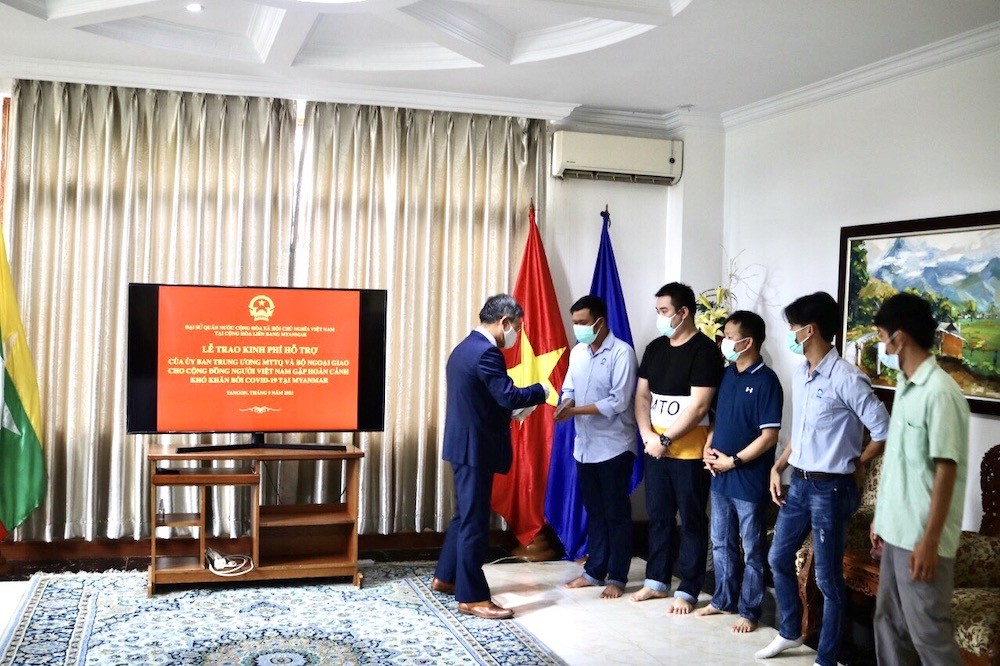 Trao hỗ trợ của Mặt trận Tổ quốc Việt Nam cho bà con cộng đồng gặp khó khăn tại Myanmar