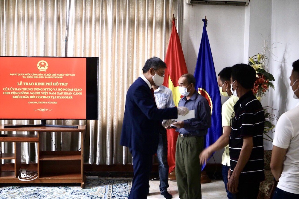 Trao hỗ trợ của Mặt trận Tổ quốc Việt Nam cho bà con cộng đồng gặp khó khăn tại Myanmar