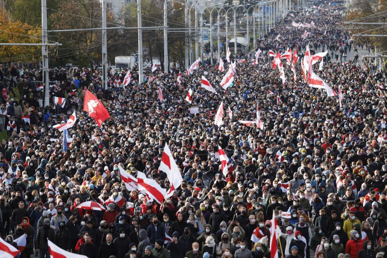 tinh hinh belarus bat chap de doa su dung vu khi sat thuong hang chuc nghin nguoi xuong duong bieu tinh